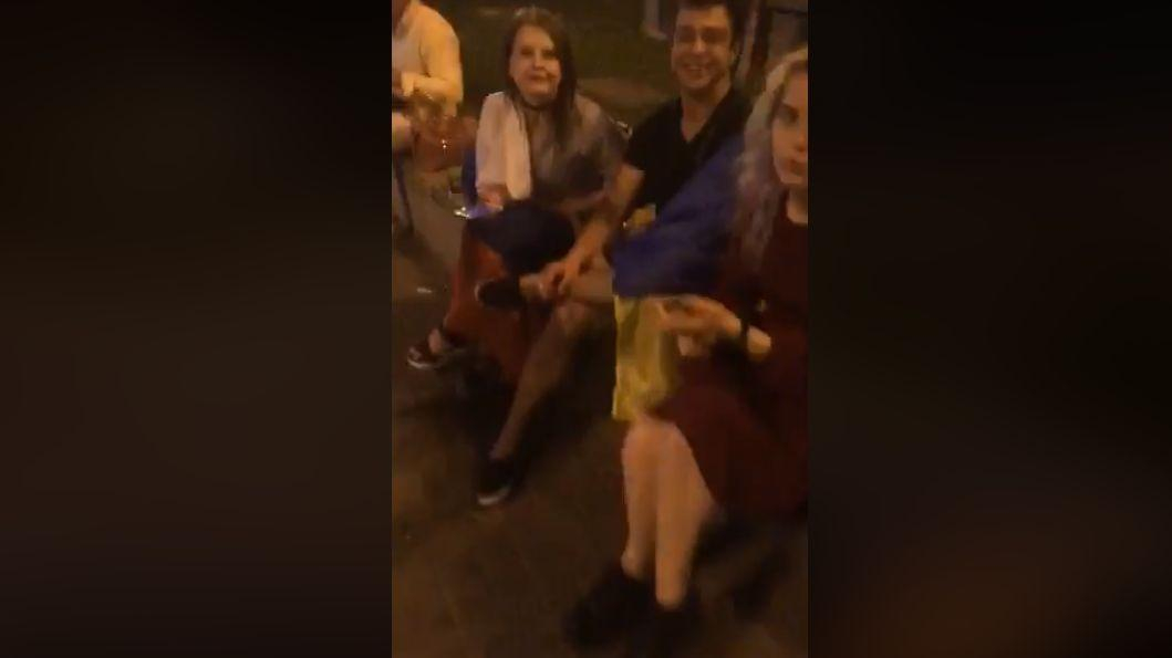 "Животное ты е**ное": парня избили за российский флаг на Крещатике – видео 18+