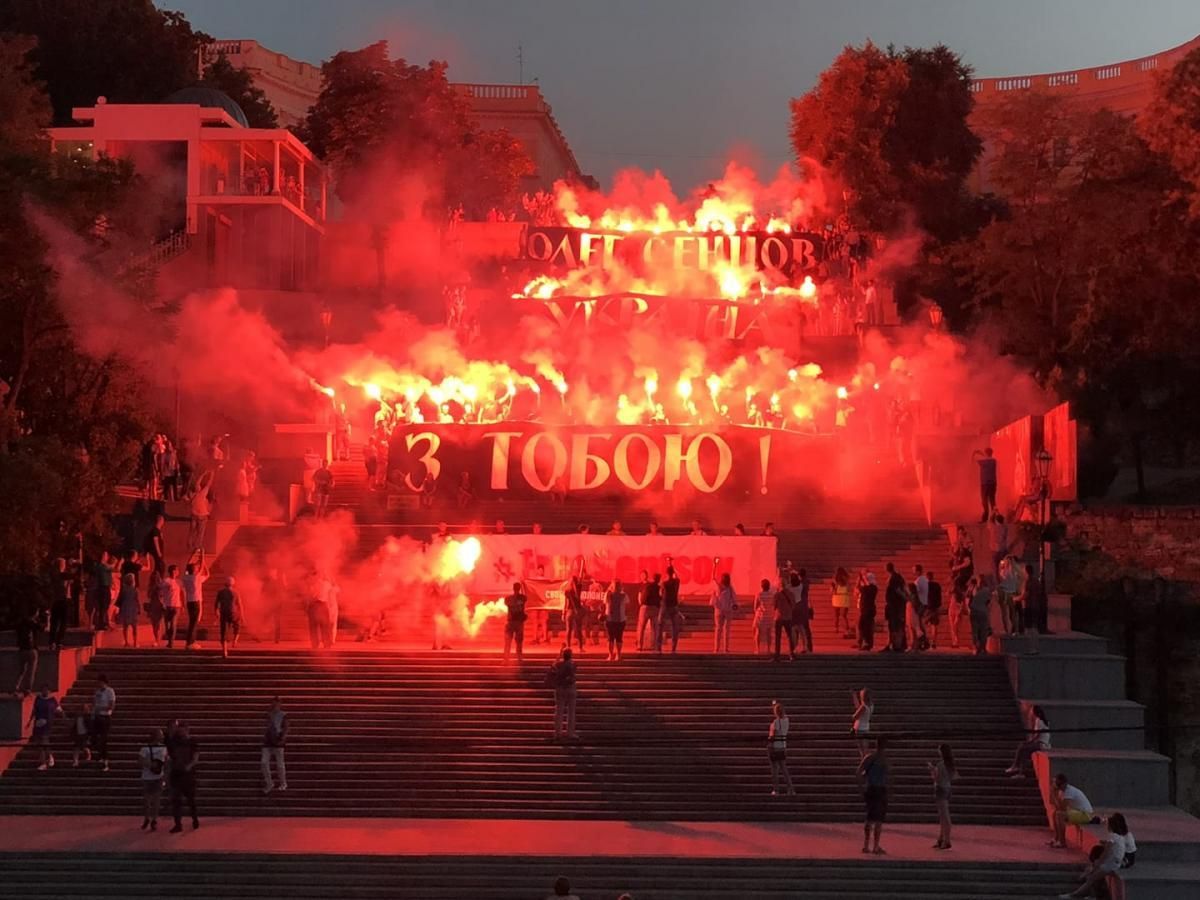 Палаючі Потьомкінські сходи: в Одесі влаштували видовищний флешмоб на підтримку Сенцова