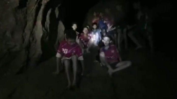 Дітей у затопленій печері Таїланду навчили користуватися аквалангом