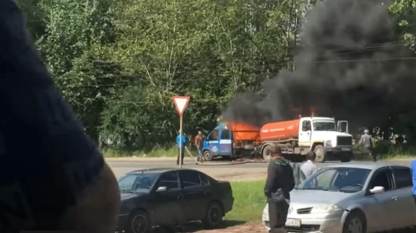 В России машину пытались потушить фекалиями: красноречивое видео
