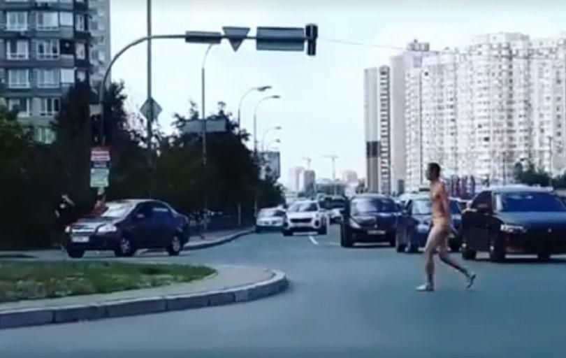 Абсолютно голый мужчина средь бела дня шокировал людей в Киеве (18+)