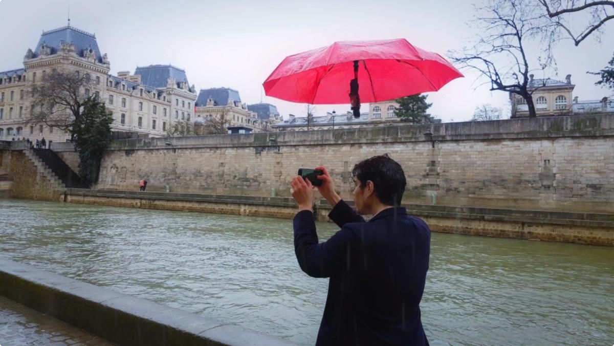 Dronebrella – парасоля, яка сама літає за своїм власником Dronebrella – парасоля, яка сама літає за своїм власником