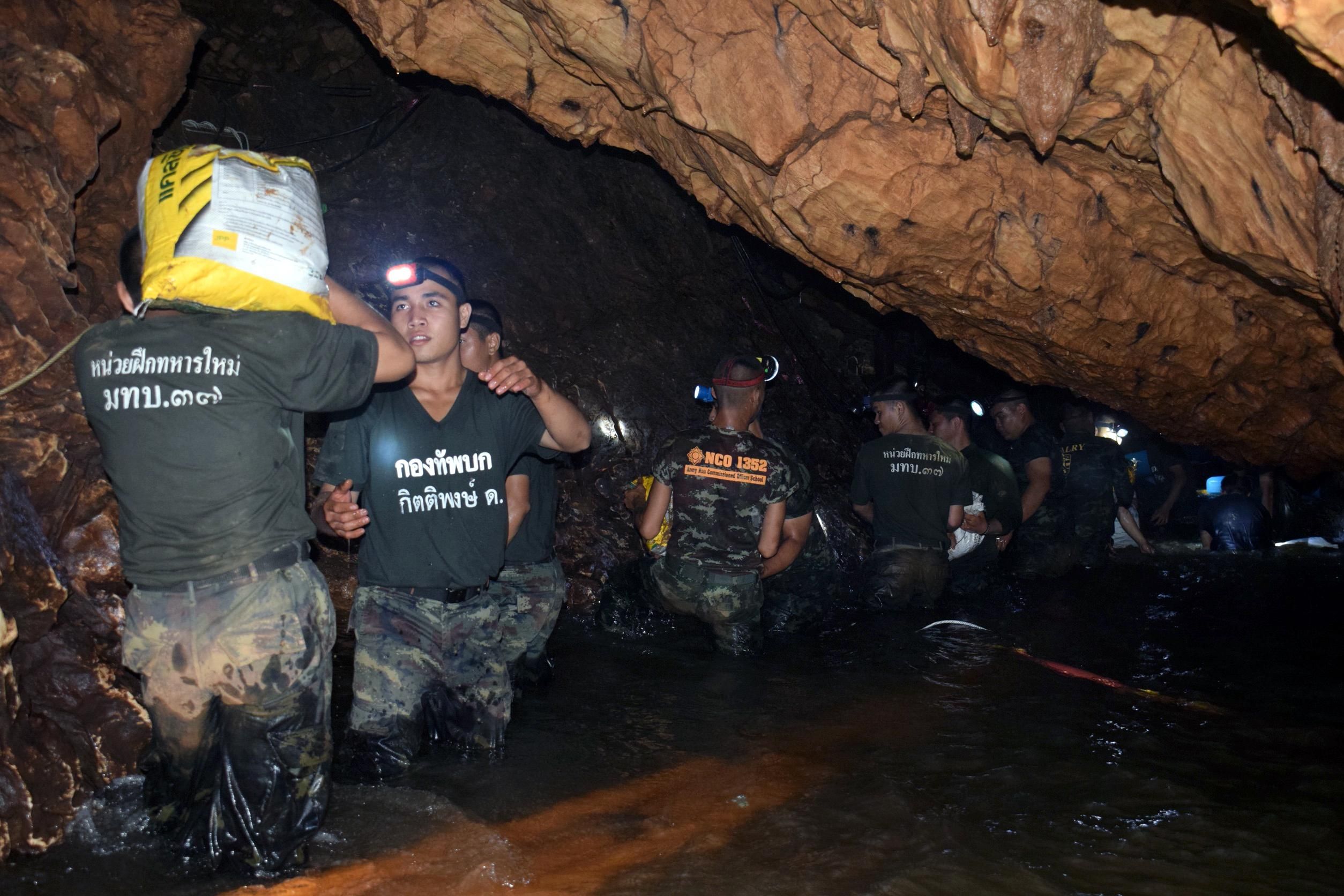 Германия предложила свои супернасосы для выкачивания воды в пещере с детьми в Таиланде