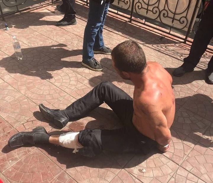 У Києві поліцейські прострелили ногу чоловікові, який напав на них із ножем