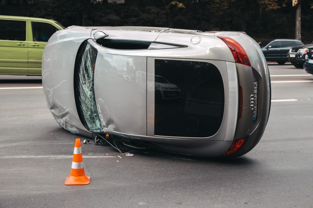 В Киеве девушка на Audi влетела в два автомобиля и перевернулась