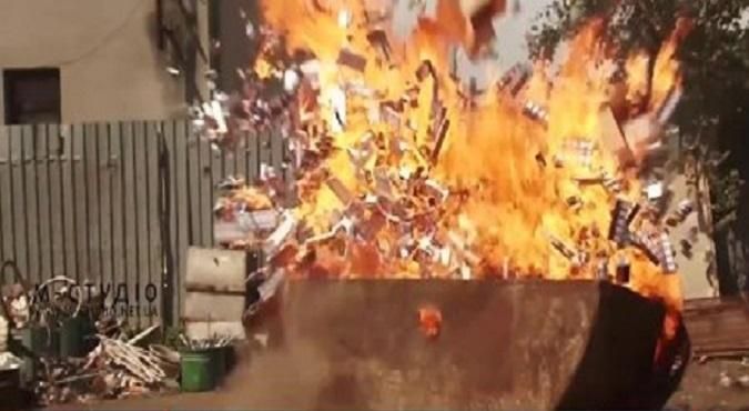 Публічне спалення 16,5 тисяч пачок цигарок на Закарпатті розлютило соцмережі