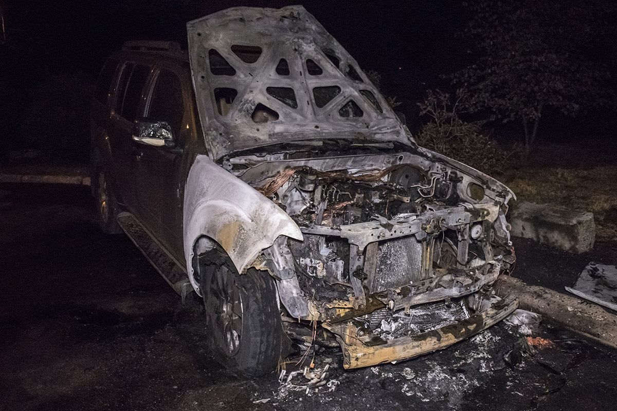 У Києві невідомі підпалили позашляховик: фото 