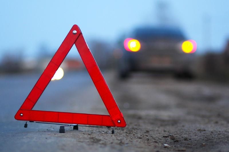 На Одесской трассе легковушка влетела в бригаду дорожных работников: есть погибший