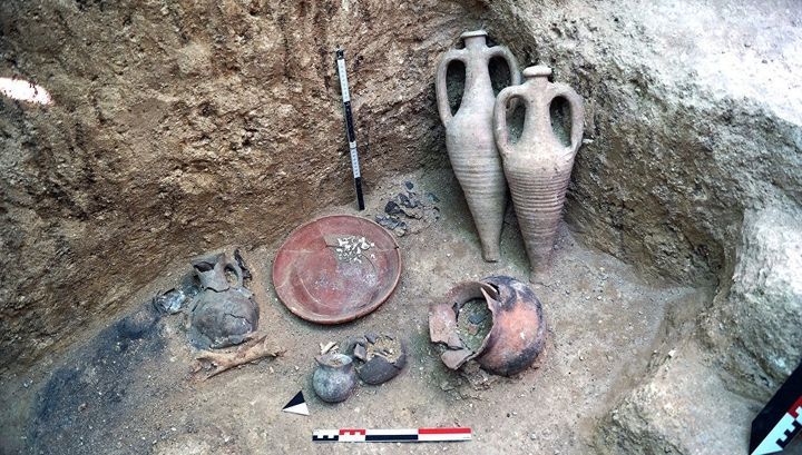 Російські окупанти повідомляють про сотні артефактів, знайдених у скіфському некрополі в Криму