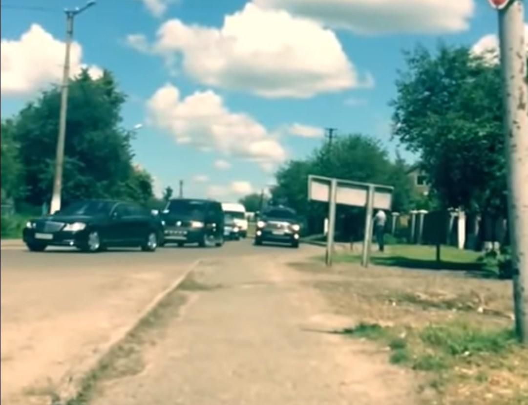 Мережу здивував розмір кортежу Порошенка: відео Мережу здивував розмір кортежу Порошенка: відео