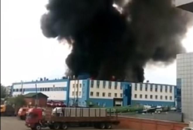 В Росії – масштабна пожежа на військовому заводі, де виробляють літаки-винищувачі (відео)