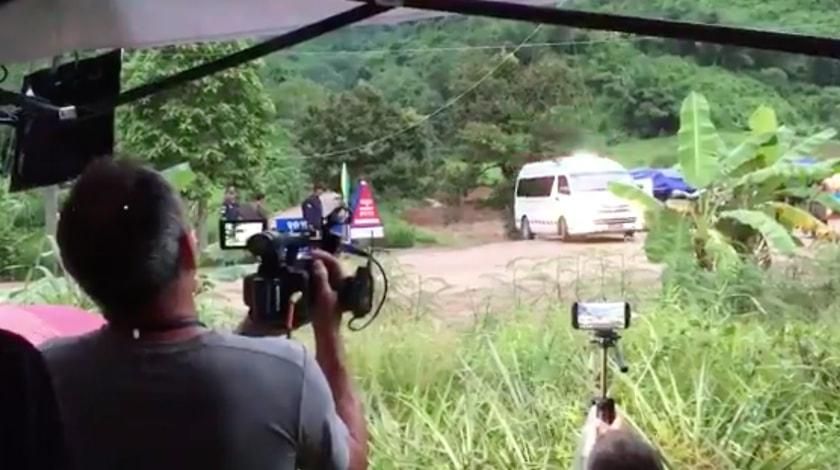 У Таїланді вже врятували восьмеро дітей з печери: з'явилися перші відео