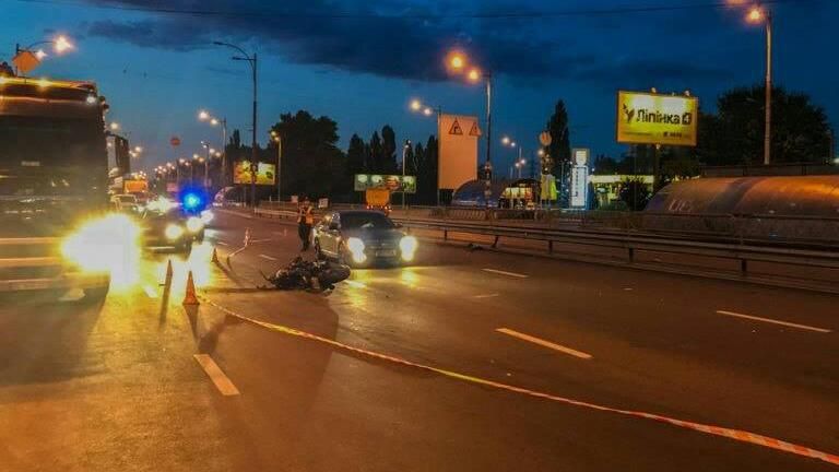 Автомобиль полиции попал в тройное ДТП в Киеве: есть пострадавшие