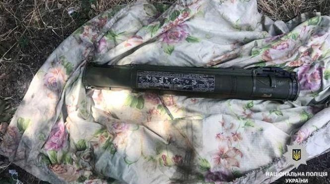 У Дніпрі на зупинці громадського транспорту затримали чоловіка з гранатометом У Дніпрі на зупинці громадського транспорту затримали чоловіка з гранатометом