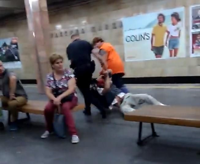 В киевском метро полицейский жестоко избил мужчину: видео