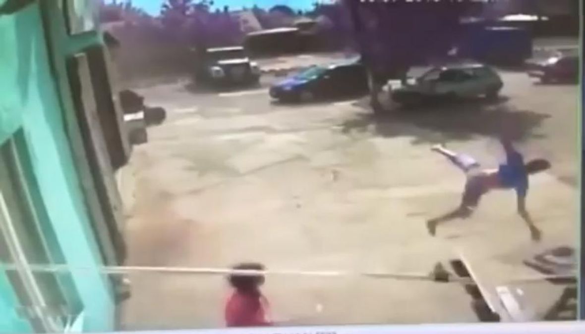 В Одесской области смерч поднял в воздух подростка: опубликовано видео В Одесской области смерч поднял в воздух подростка: опубликовано видео
