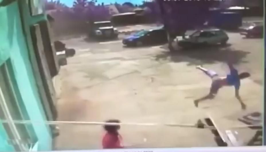 В Одесской области смерч поднял в воздух подростка: опубликовано видео