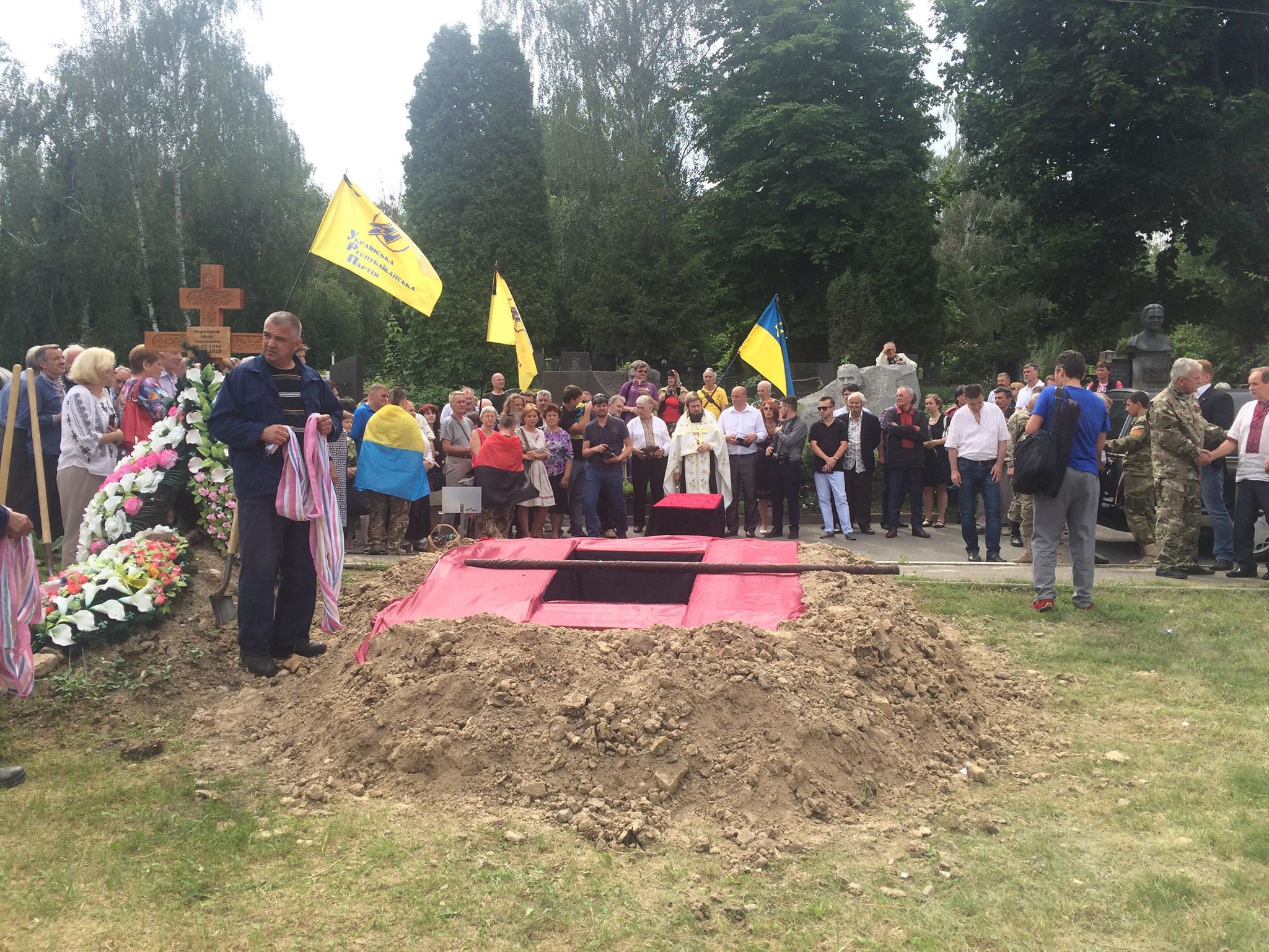 Борця за українську незалежність Левка Лук'яненка поховали на Байковому кладовищі Борця за українську незалежність Левка Лук'яненка поховали на Байковому кладовищі