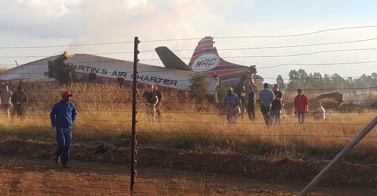 У ПАР розбився пасажирський авіалайнер: фото й відео 