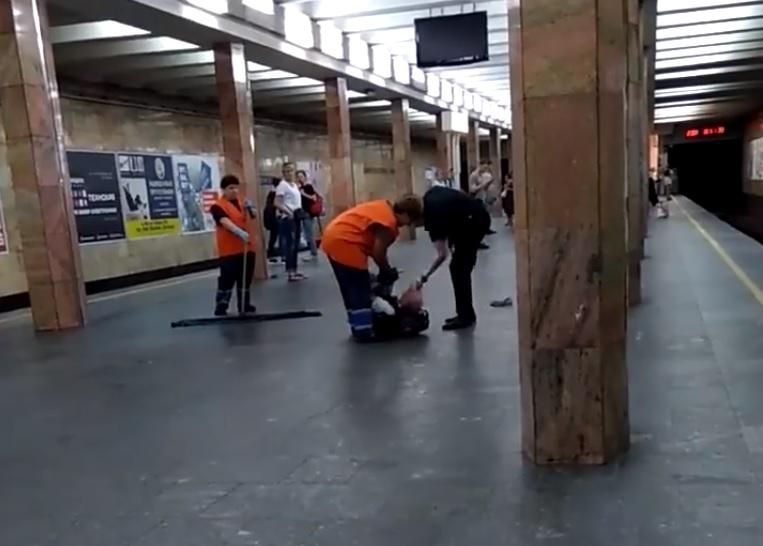 Прокуратура розпочала розслідування стосовно поліцейського, який побив чоловіка в метро Прокуратура розпочала розслідування стосовно поліцейського, який побив чоловіка в метро