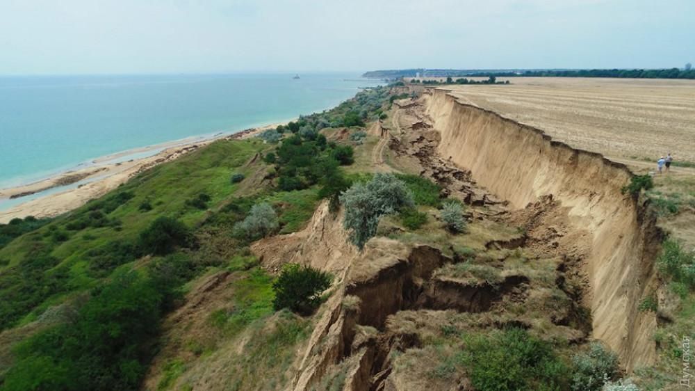 Поблизу курортних пляжів на Одещині трапились масштабні зсуви грунту: деталі