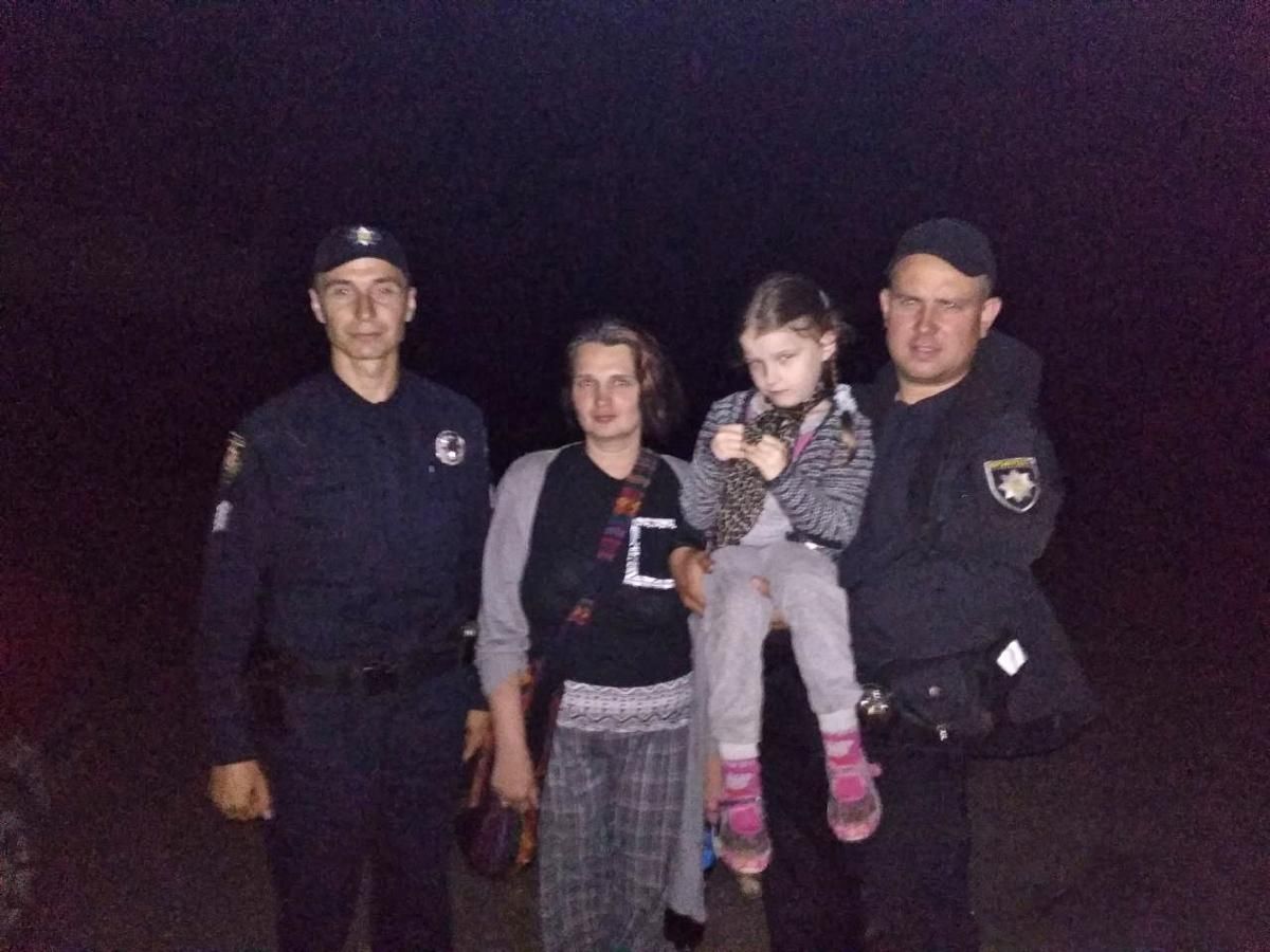 На Житомирщині поліцейські у нічному лісі розшукали матір з донькою
