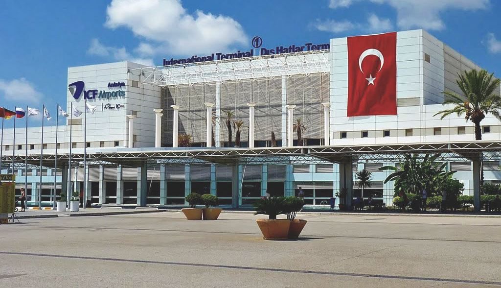 Украинцы застряли в аэропорту Анталии - 170 человек не могут вылететь Украинцы застряли в аэропорту Анталии - 170 человек не могут вылететь