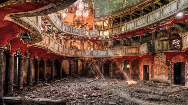 Фотограф показал красоту заброшенных домов Европы: невероятные кадры