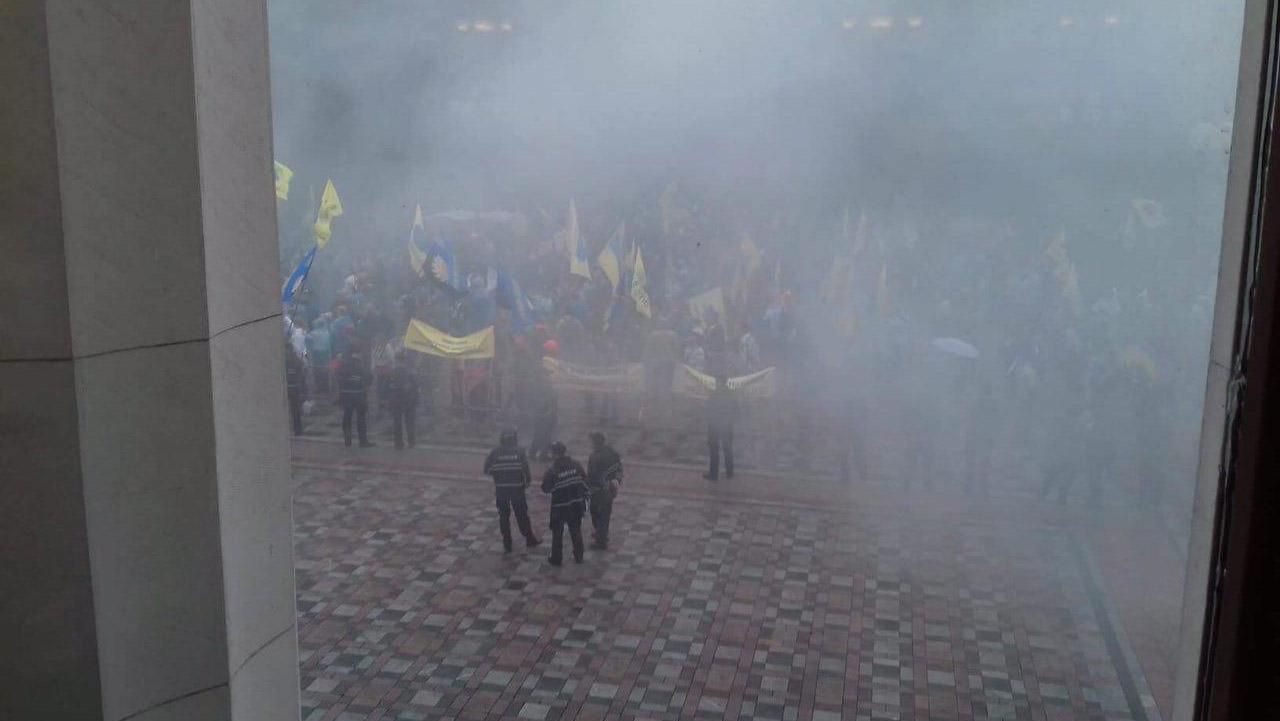 На мітингу власників "євроблях" у Києві запалили димові шашки: фото і відео