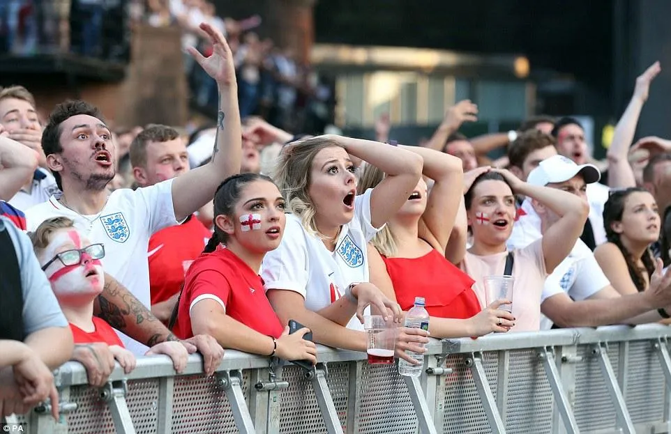Шоковані вболівальники Англії після першого голу у ворота їх збірної