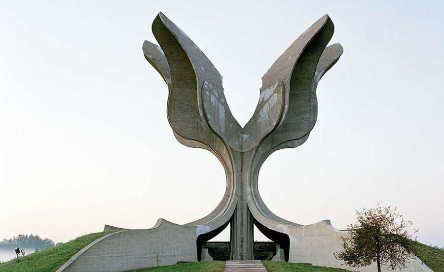 Відомий бренд окулярів зняв рекламу в концтаборі Відомий бренд окулярів зняв рекламу в концтаборі