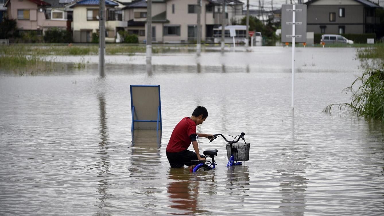 Потужні зливи у Японії забрали життя вже щонайменше 200 осіб