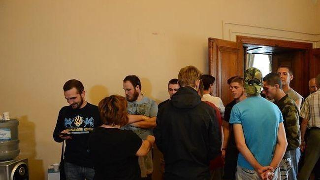 Парни в футболках "Нацкорпуса" выломали двери и разбили мебель в львовском горсовете