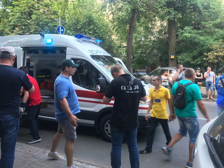 Авто с дипномерами не разминулось с такси в правительственном квартале: появилось фото Авто с дипномерами не разминулось с такси в правительственном квартале: появилось фото