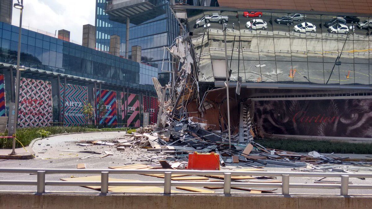 Торговий центр за лічені секунди обвалився у Мехіко: моторошні кадри