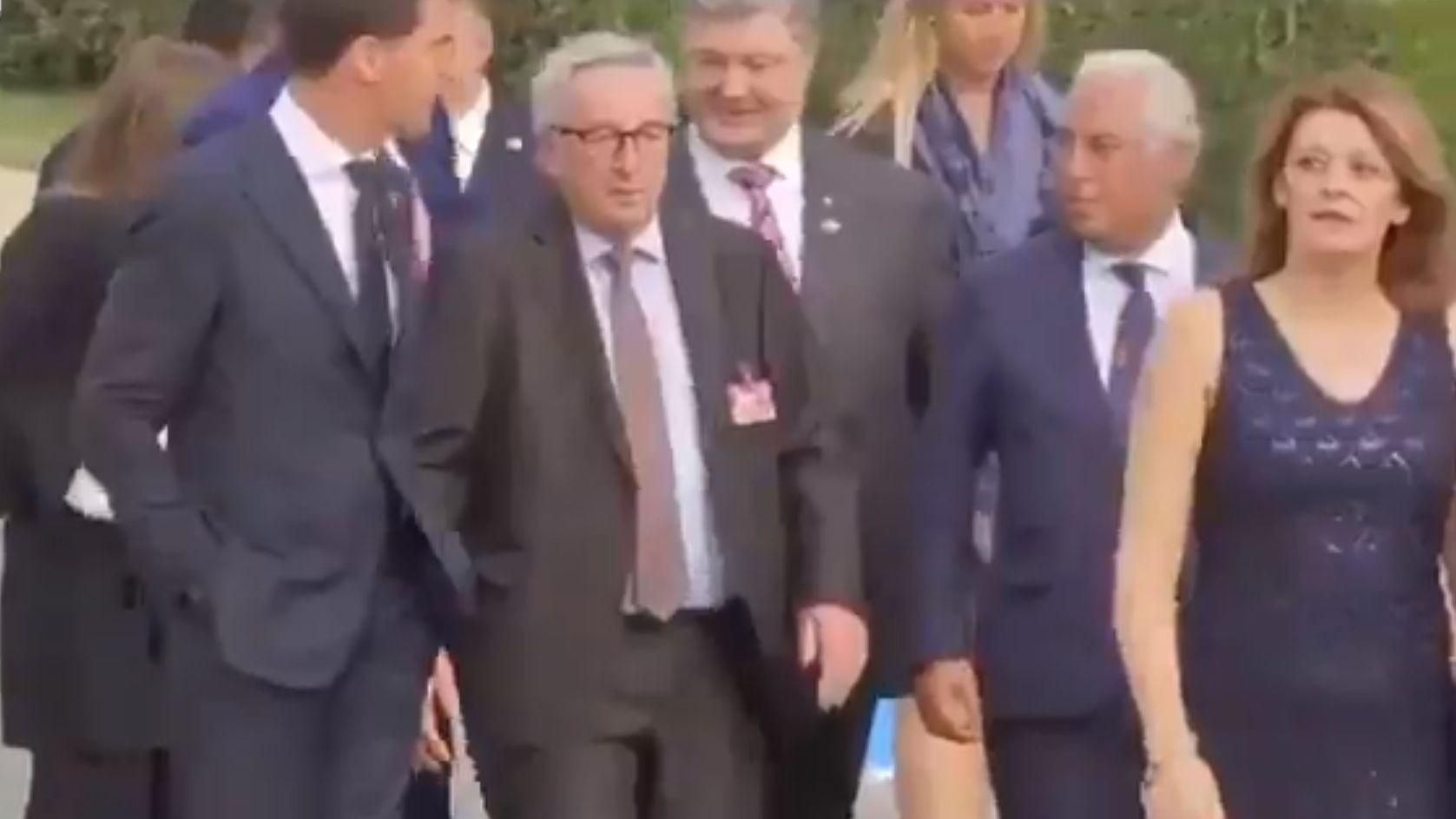 На ужине саммита НАТО президент Еврокомиссии еле стоял на ногах: видео