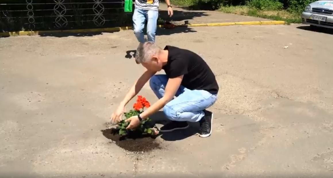 Клумби замість ям: у Чернівцях "латають" дороги квітами – відео