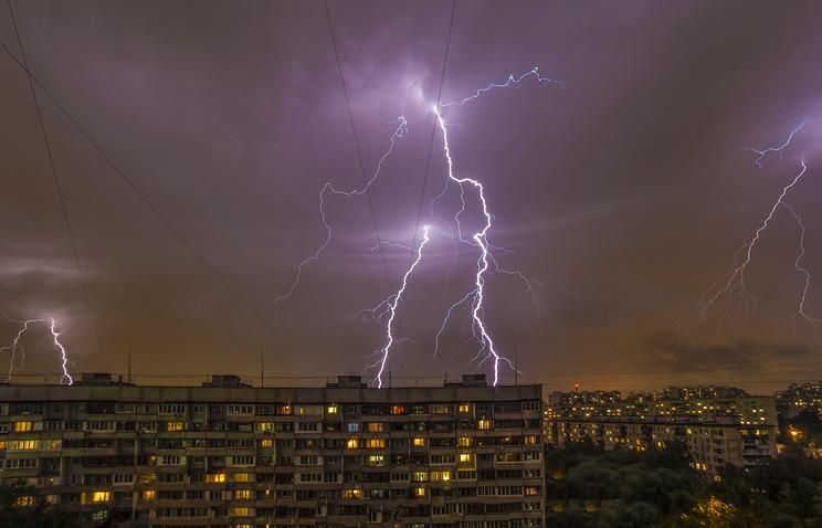 В Украине объявлено штормовое предупреждение: по всей стране грозы и шквалы