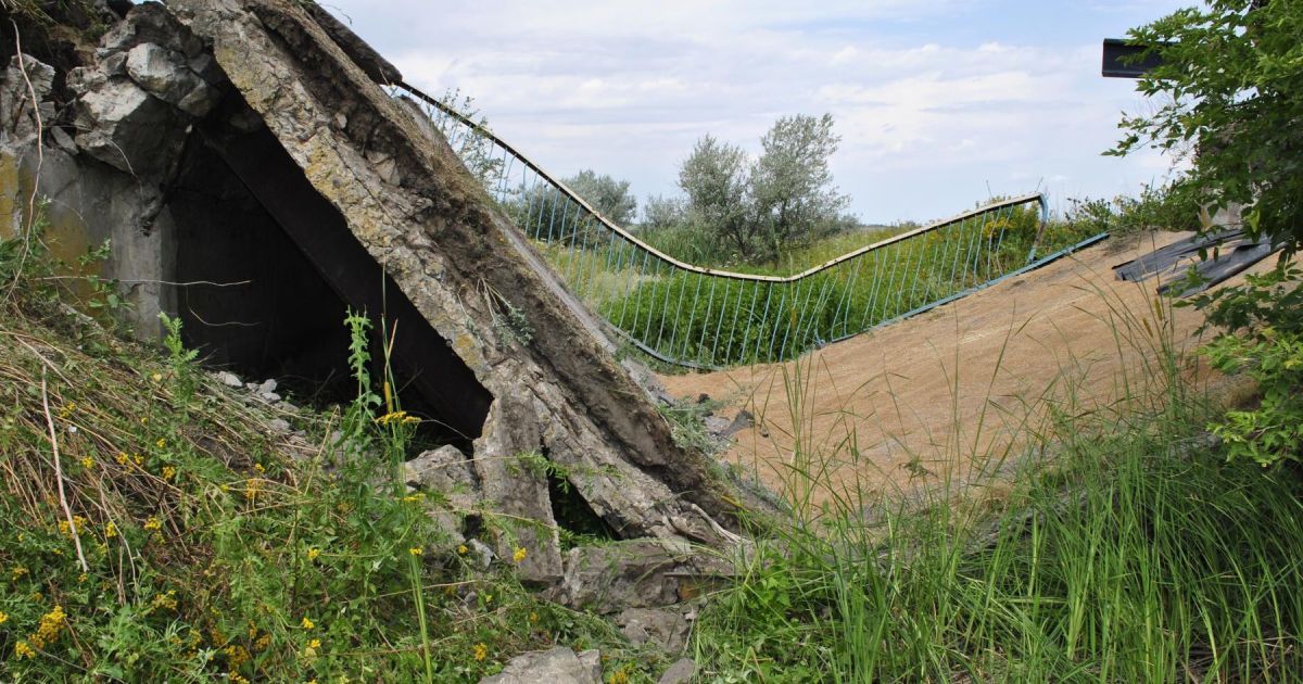 Поблизу Дніпра під вантажівкою з зерном розламався навпіл міст: фото Поблизу Дніпра під вантажівкою з зерном розламався навпіл міст: фото