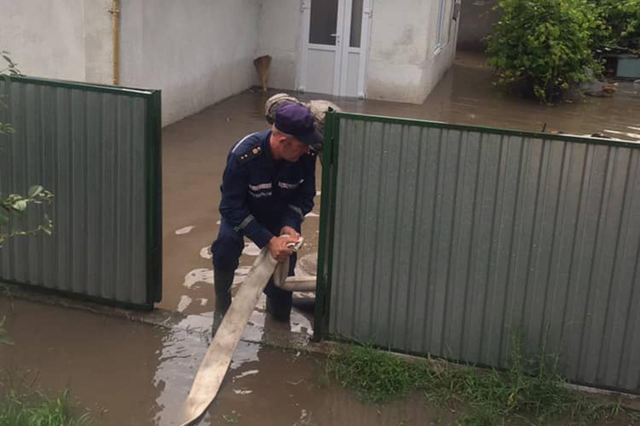На Хмельниччині потужні зливи спричинили підтоплення житлових будинків