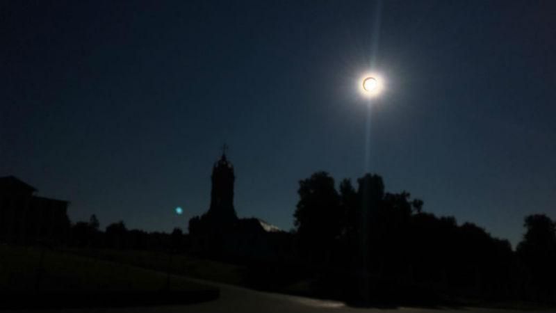 Редкое солнечное затмение: пользователи делятся фотографиями и видео явления Редкое солнечное затмение: пользователи делятся фотографиями и видео явления