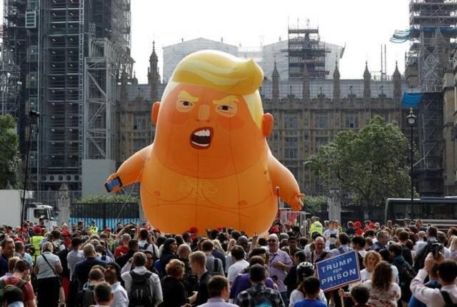 "Малюк Трамп": у небо над Лондоном підняли гігантську повітряну карикатуру президента США