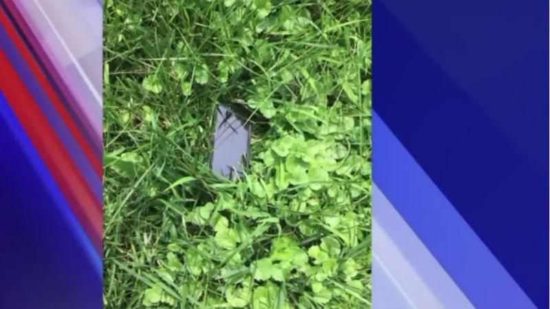 iPhone выдержал падение с самолета и продолжает работать: фото iPhone выдержал падение с самолета и продолжает работать: фото