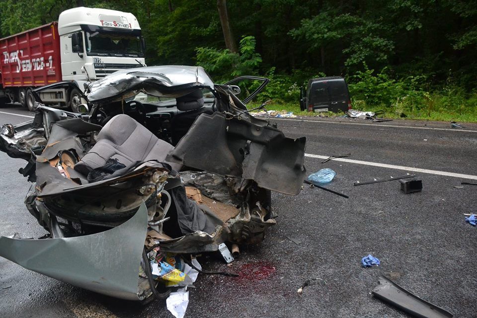 Под Львовом случилась ужасное смертельное ДТП: фото Под Львовом случилась ужасное смертельное ДТП: фото