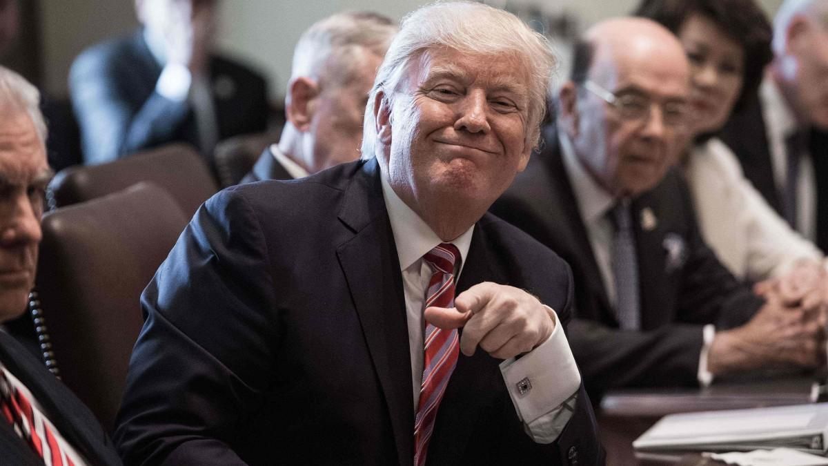 Buzzfeed назвал топ-15 самых странных поступков Трампа на встречах мировых лидеров Buzzfeed назвал топ-15 самых странных поступков Трампа на встречах мировых лидеров