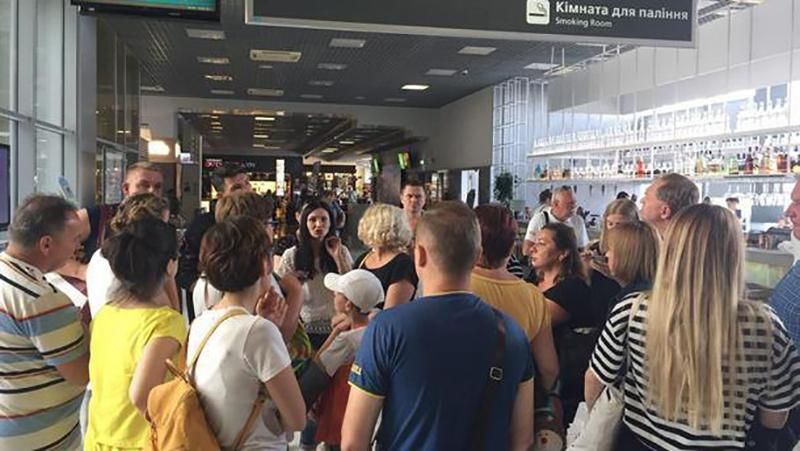 Авіаперевізник Bravo вкотре відзначився: українські туристи знову застрягли в аеропорту 