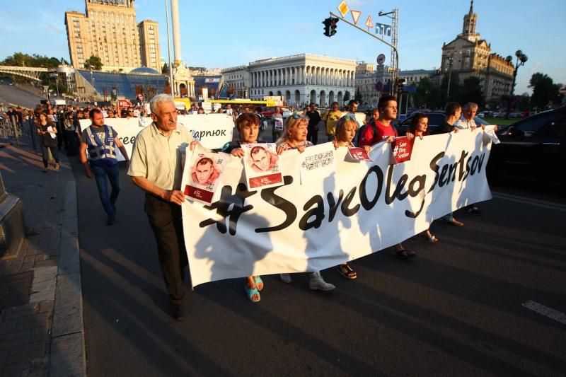 "Макрон, не мовчи!": у Києві під посольством Франції  мітинг на підтримку Сенцова