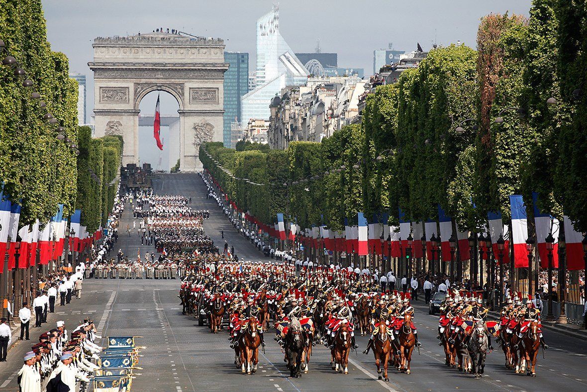 Военный парад и истребители в небе: Франция празднует День взятия Бастилии