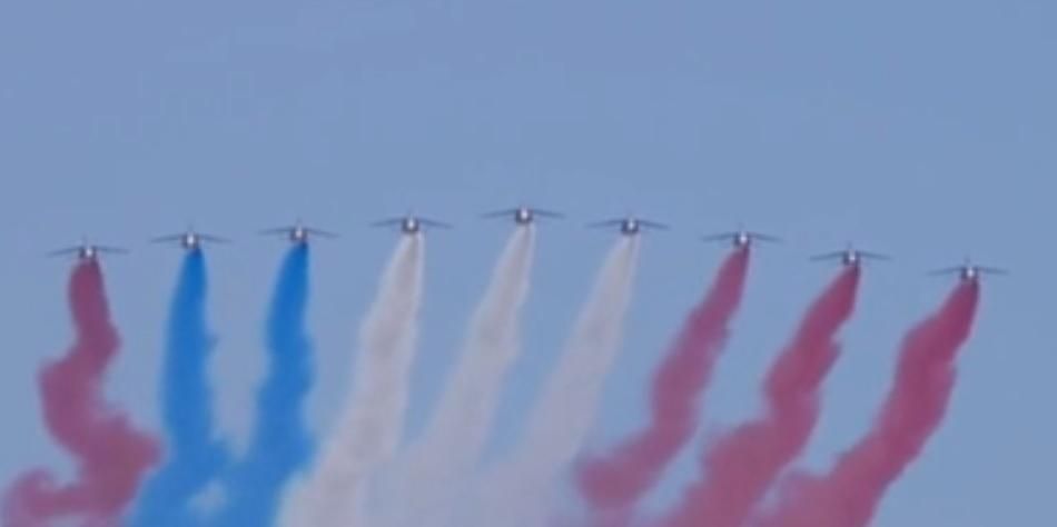 На авіашоу у Франції переплутали кольори державного прапора: відео