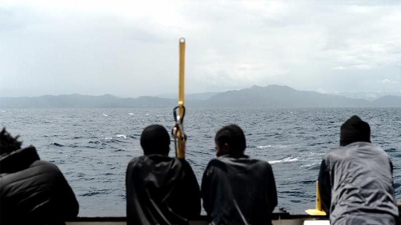 Більше ніж 400 мігрантів евакуйовано з дерев'яного судна біля італійського острова